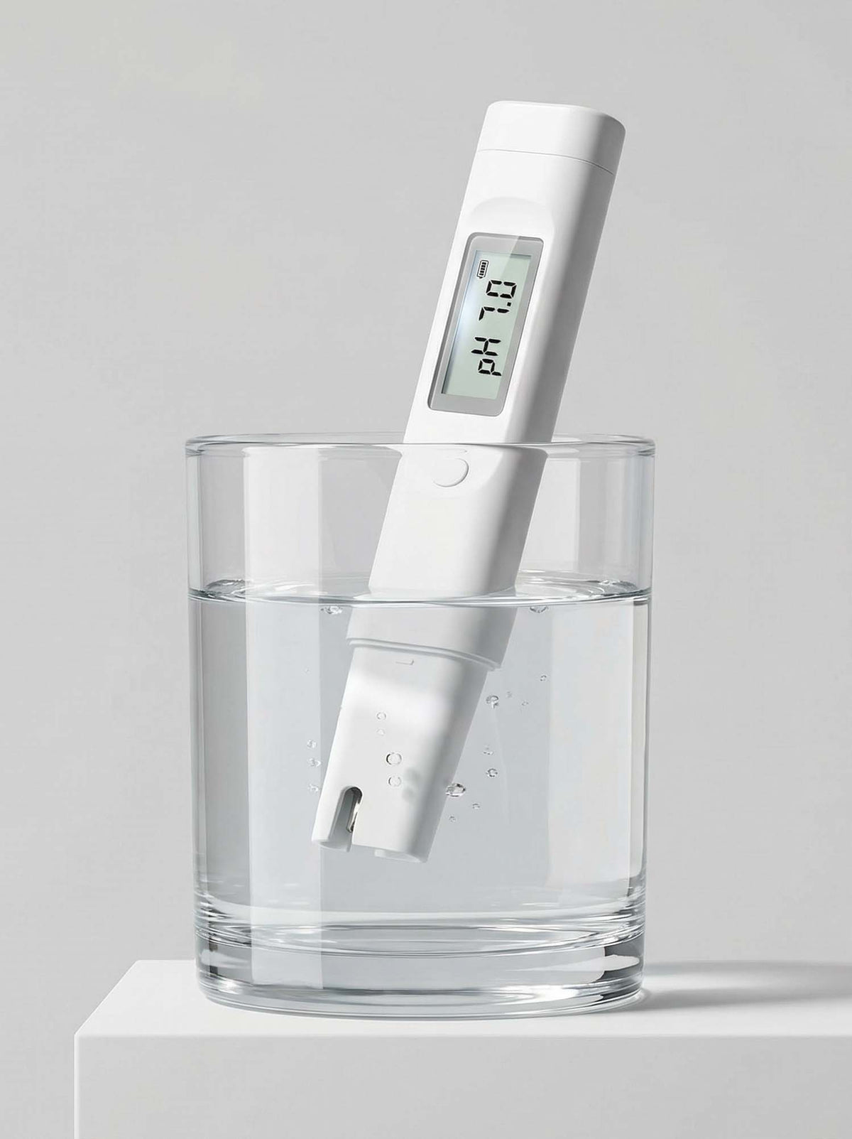 pH-mätare i ett glas med vatten