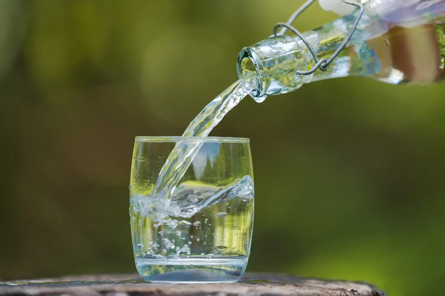 Glas fylls med vatten, utomhus
