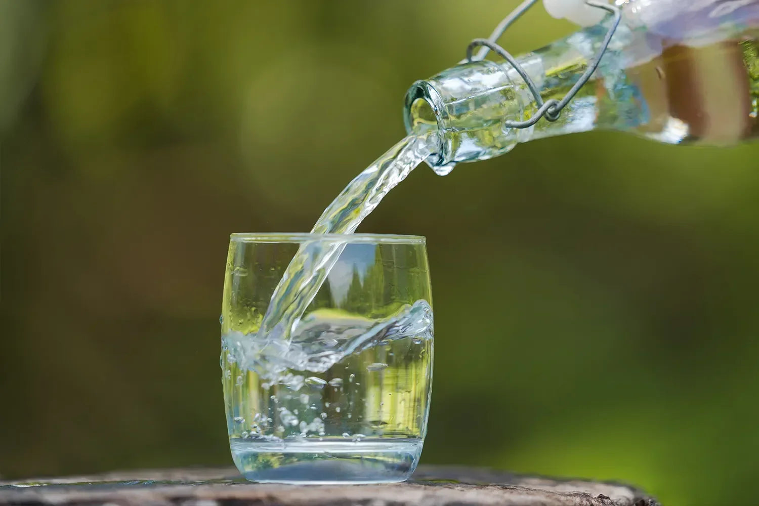 Glas fylls med vatten, utomhus